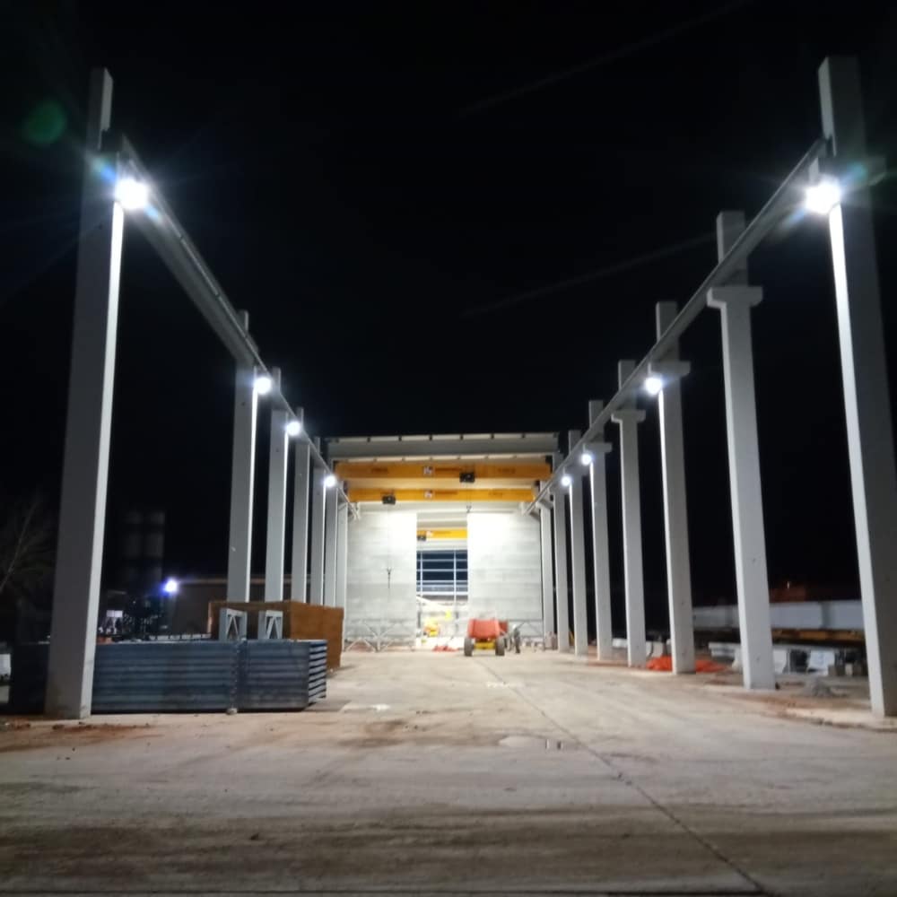 Instalación de iluminación LED en una nave industrial por Arias Soluciones Eléctricas, proporcionando eficiencia energética y visibilidad óptima en áreas de trabajo nocturnas.