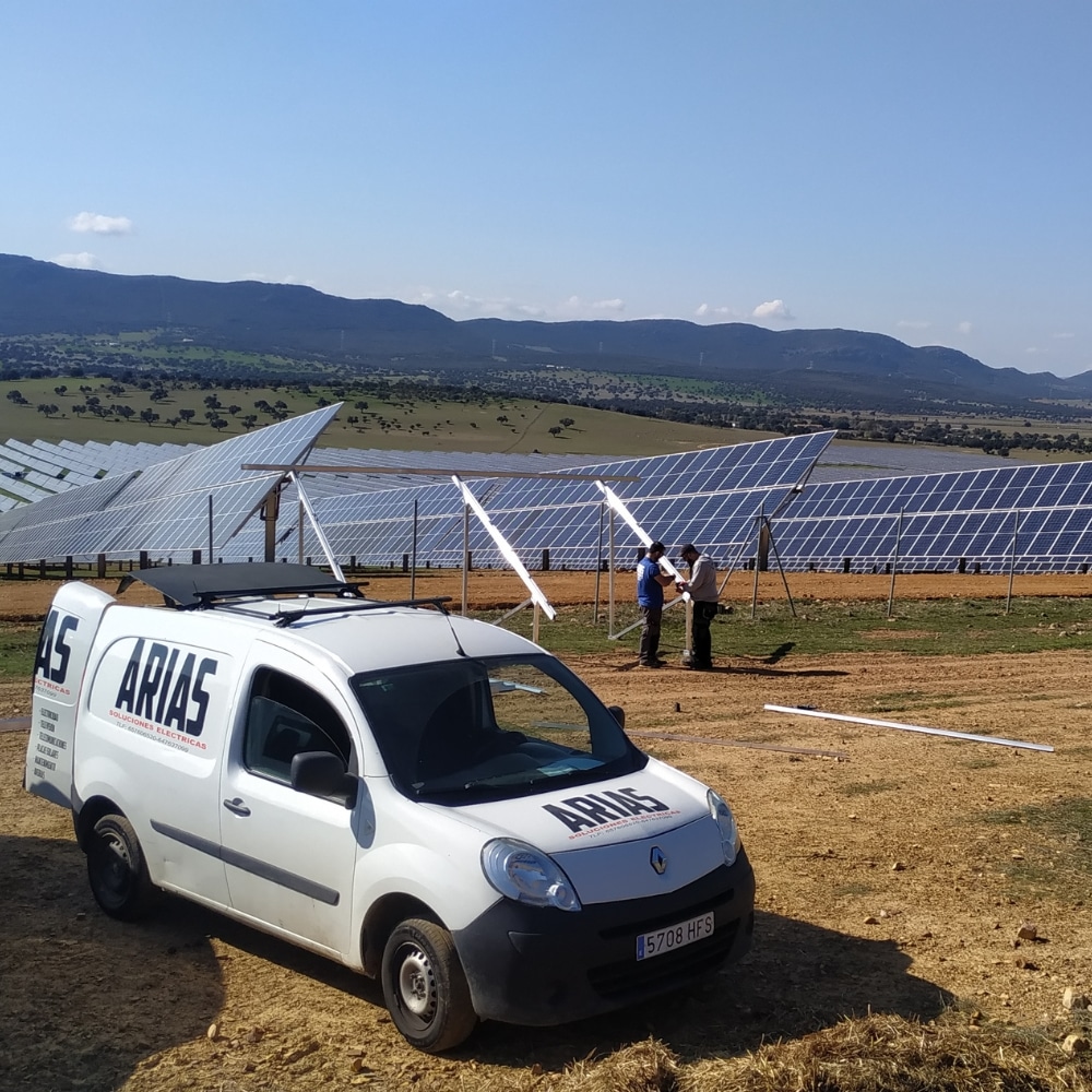Instalación de paneles solares en campo abierto por Arias Soluciones Eléctricas, especialistas en energías renovables y sistemas fotovoltaicos para autoconsumo.